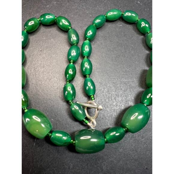 Green onyx beaded necklace with sterling silver toggle clasp - Picture 13 of 16